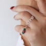 Preciosos anillos con las piedras naturales faceteadas de imitaci&oacute;n