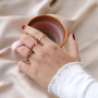Preciosos anillos con las piedras naturales faceteadas de imitaci&oacute;n