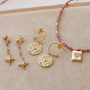Utiliza estos colgantes met&aacute;licos de lat&oacute;n en todas tus joyas