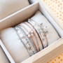 Elegante colecci&oacute;n de pulseras con abalorios hematita