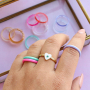 Combina varios anillos para un look elegante