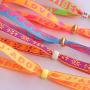 Vamos a utilizar la cinta con texto para crear pulseras moda
