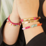 Dise&ntilde;a diversas joyas con abalorios acr&iacute;licos