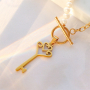 Dise&ntilde;a pendientes y collares con colgantes llave