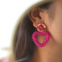 C&oacute;mo incorporar colgantes faceteados a unos pendientes de moda