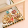 Inspiraci&oacute;n veraniega en joyer&iacute;a con colgantes met&aacute;licos DQ con esmalte
