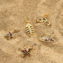 Crea bonitos collares y anillos con colgantes met&aacute;licos TQ de lat&oacute;n