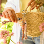 Decora tus accesorios con nuestros llaveros florales en forma de pez