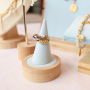 Crea una bella presentaci&oacute;n de joyas con expositores de madera 