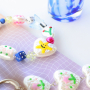 Crea llamativas joyas con perlas de imitaci&oacute;n pintadas a mano