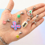 Crea llamativas joyas con perlas de imitaci&oacute;n pintadas a mano
