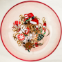Crea tus propias decoraciones navide&ntilde;as con colgantes met&aacute;licos