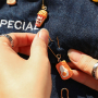 Crea una divertida decoraci&oacute;n de bolsos con colgantes de resina navide&ntilde;os
