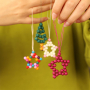Dise&ntilde;a colgantes navide&ntilde;os con abalorios acr&iacute;licos