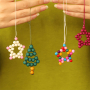 Dise&ntilde;a colgantes navide&ntilde;os con abalorios acr&iacute;licos