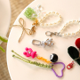 Dise&ntilde;a accesorios atractivos con colgantes llamativos