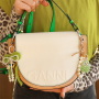 Dise&ntilde;a accesorios atractivos con colgantes llamativos