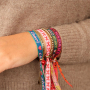 Crea pulseras y regalos festivos con cinta BY31&reg; y cascabeles