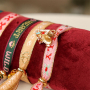 Crea pulseras y regalos festivos con cinta BY31&reg; y cascabeles