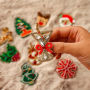 Combina & mezcla: broches navide&ntilde;os con formas festivas 