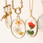 Crear joyas cl&aacute;sicas con colgantes de flores secas