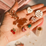Crear joyas DIY con colgantes met&aacute;licos