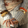 Pulseras bangle & broches: las piezas statement de la temporada