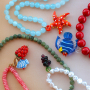 Dise&ntilde;a collares coloridos con colgantes de vidrio