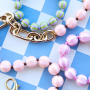 Crea joyas coloridas con abalorios acr&iacute;licos DQ con rayas