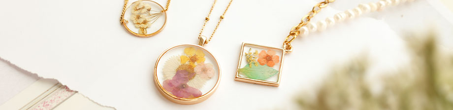 Colgantes y entrepiezas con flores secas